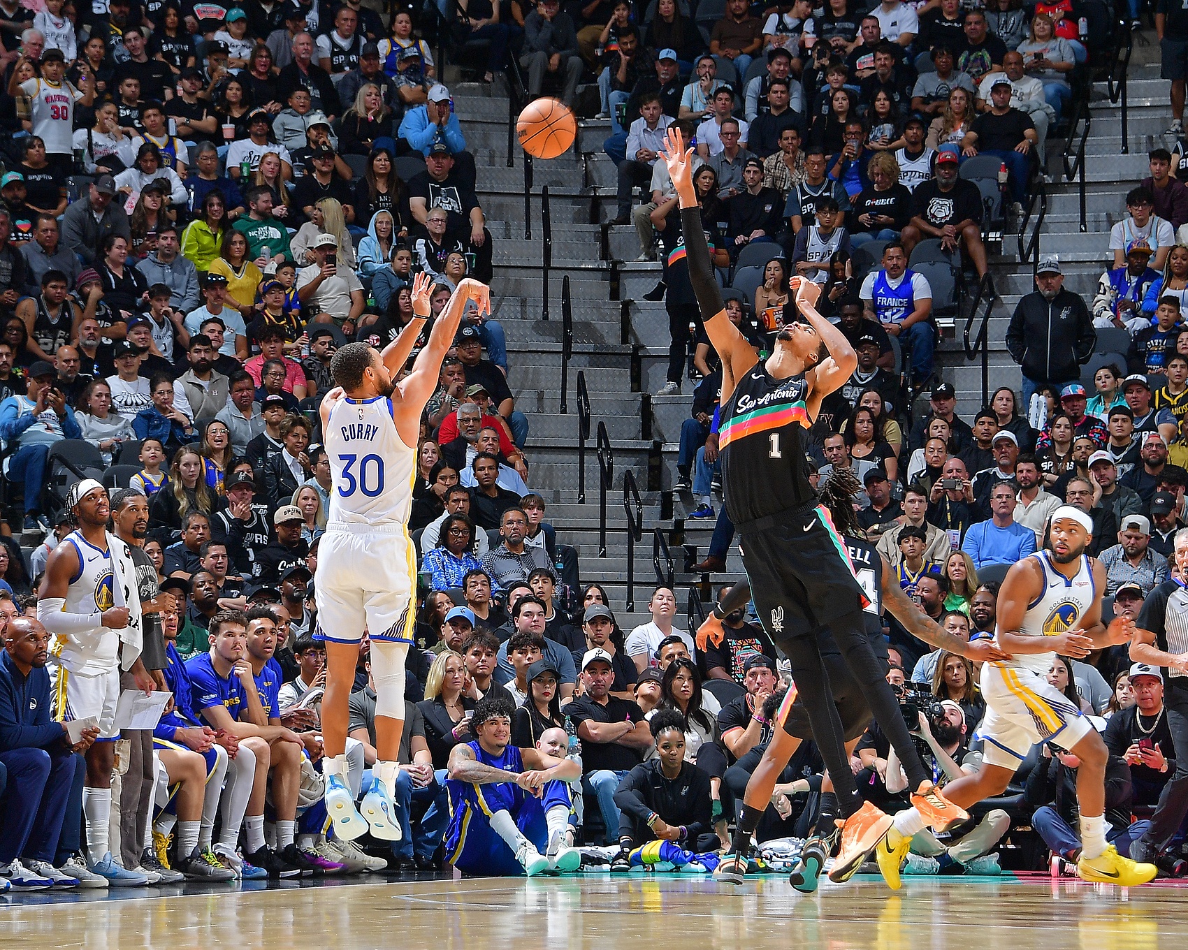 赛事赛程-巴特勒报销勇士梦碎！美媒建议库里联手文班 福克斯&amp;索汉等成筹码